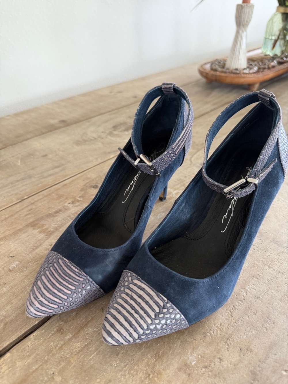 Women's Navy Suede Pointed-Toe Heels with Accent pattern